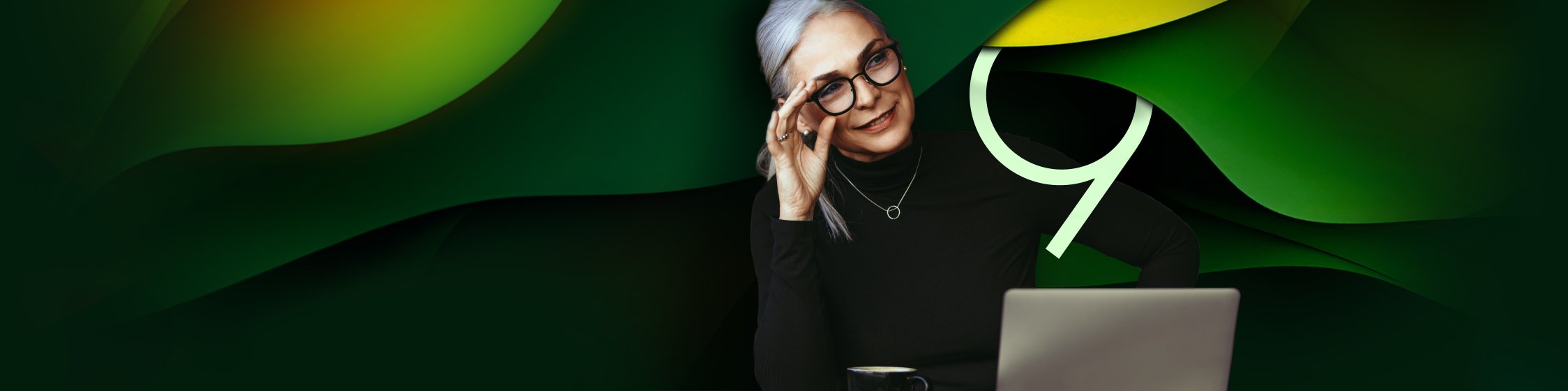 Ältere Dame mit Brille freut sich über das neue Pro Web 9 mit Barrierefreiheit.