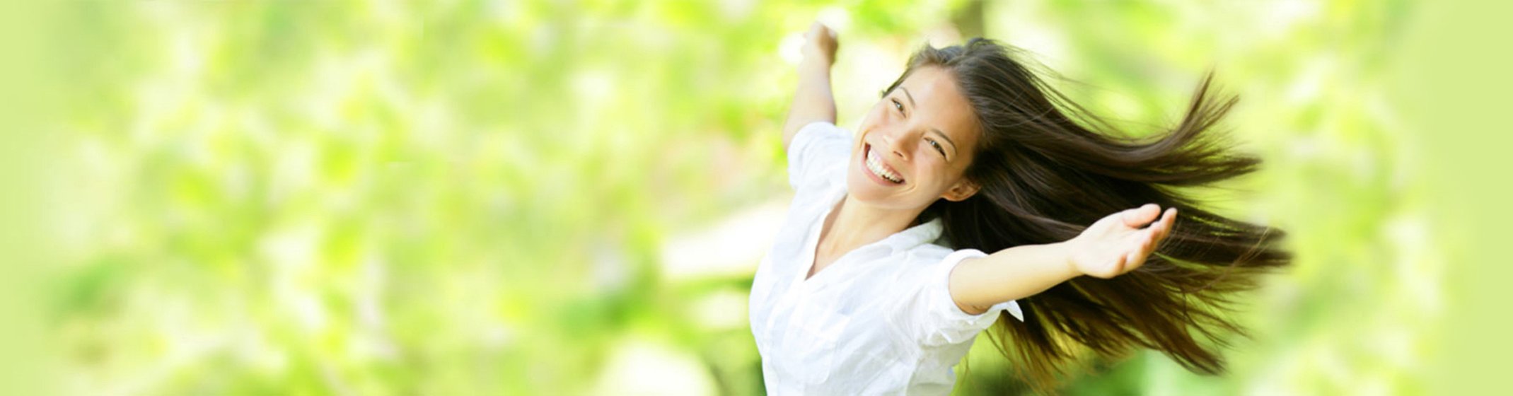 Frau im Grünen ist sichtlich entspannt weil das Leben mit SIQUANDO einfach und leicht ist.