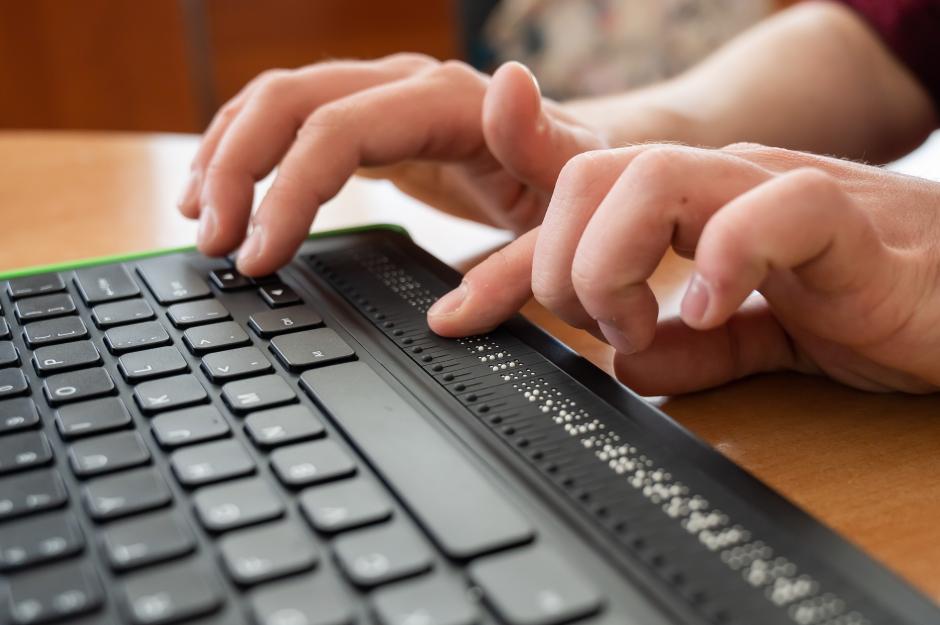 Tastatur mit Blindenschrift.