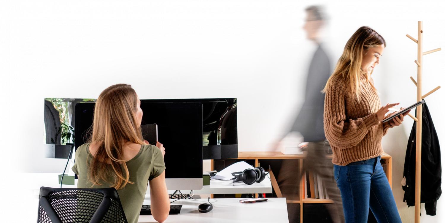 Foto einer Agentur mit arbeitenden Personen.