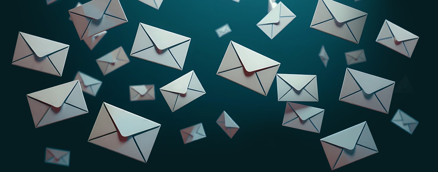 Fliegende Briefumschläge.