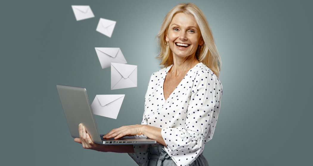 Frau verschickt Newsletter.