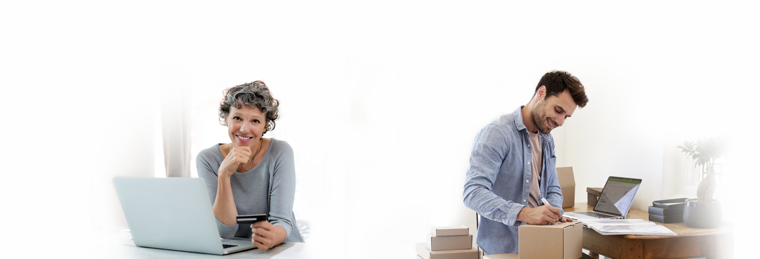 Unternehmerin vor PC und Unternehmer, der Pakete verpackt.
