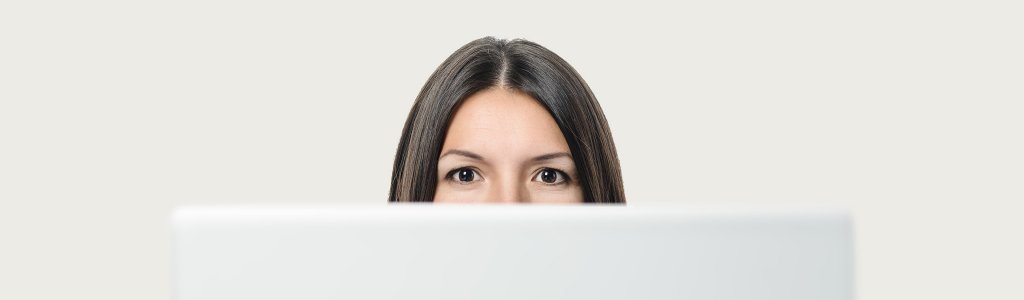 Frau, die vor einem Monitor sitzt und ein SIQUANDO Tutorial Video schaut.