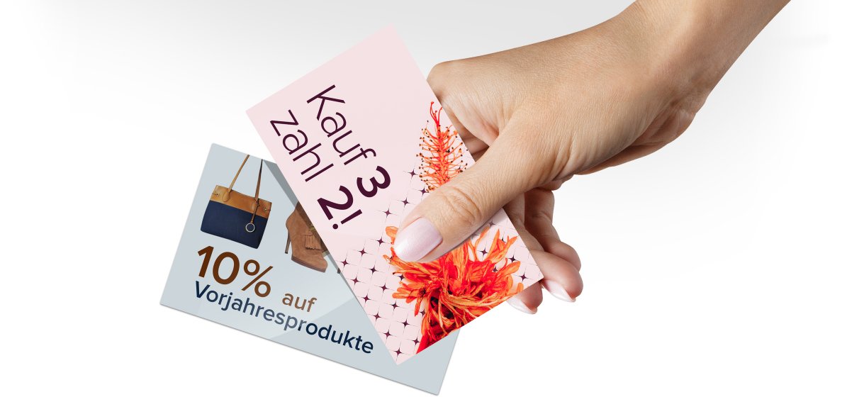 Hand mit verschiedenen Rabattkarten.