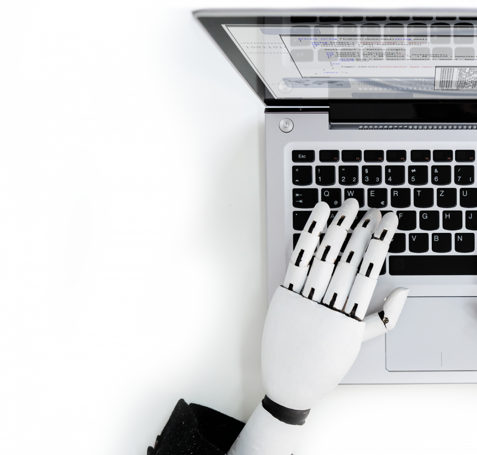 Künstliche Hand bedient ein Notebook, darüber schweben Bildschirmfotos von Formularelementen.