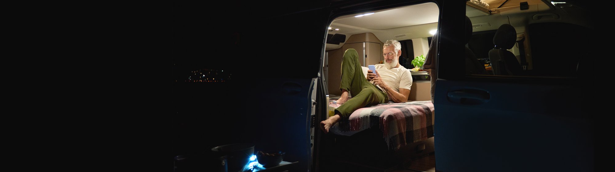 Mann, der im Wohnwagen am Tabet arbeitet.