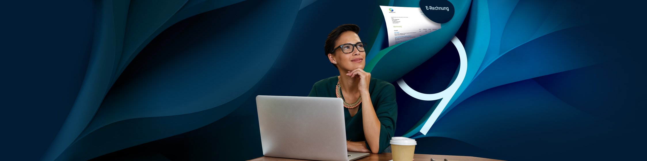 Frau mit Brille vor Notebook freut sich über das neue Pro Shop 9 mit E-Rechnung