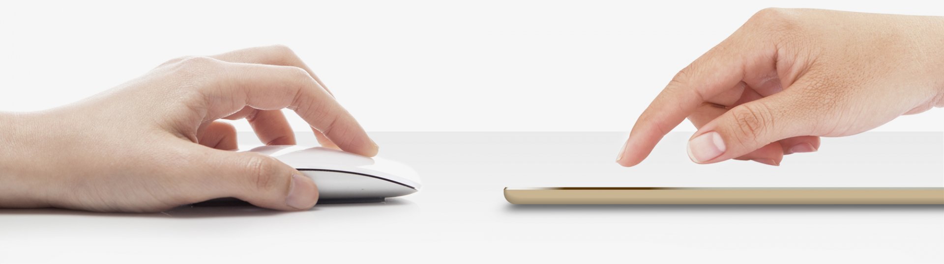 Zwei Hände die auf Maus und Smartphone scrollen.