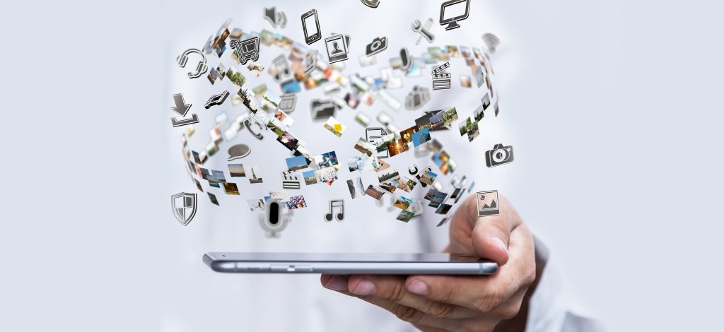 Tablet aus dem viele digitale Güter herausschweben.