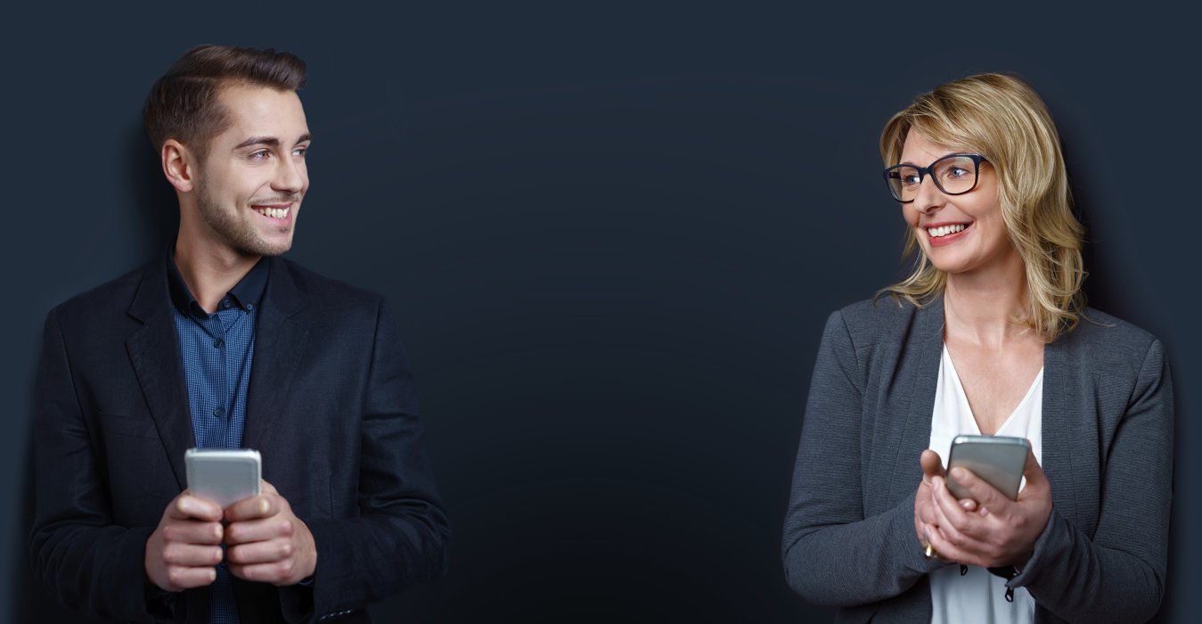 Personen, die erfreut den SIQUANDO Insider Newsletter empfangen.