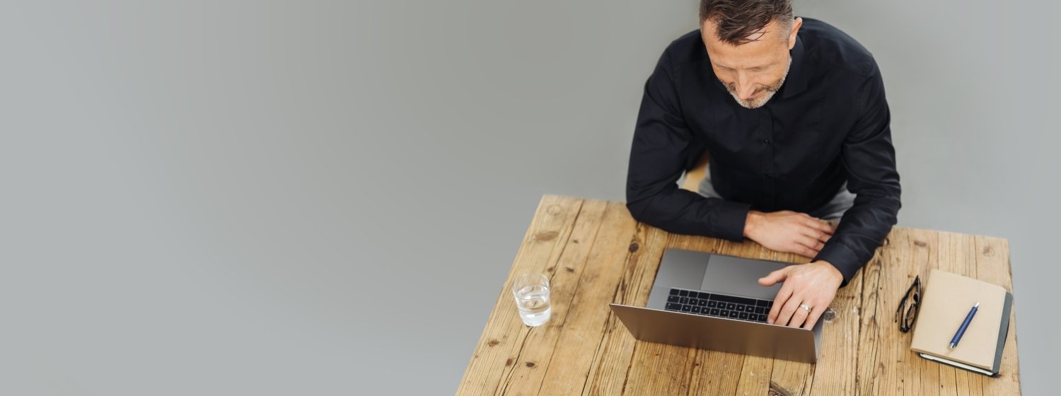 Mann sitzt vor seinem Rechner und bekommt SIQUANO Software von unserem Spezialisten erklärt.