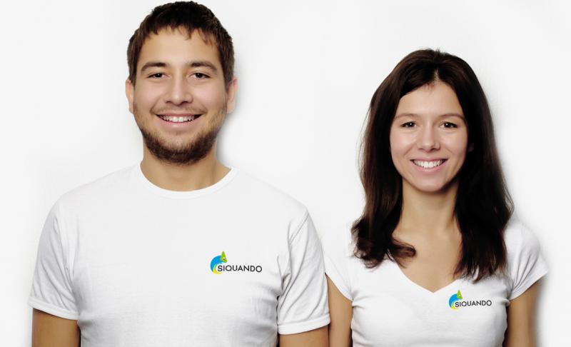 Zwei nette SIQUANDO Support Mitarbeiter mit SIQUANDO T-Shirt.