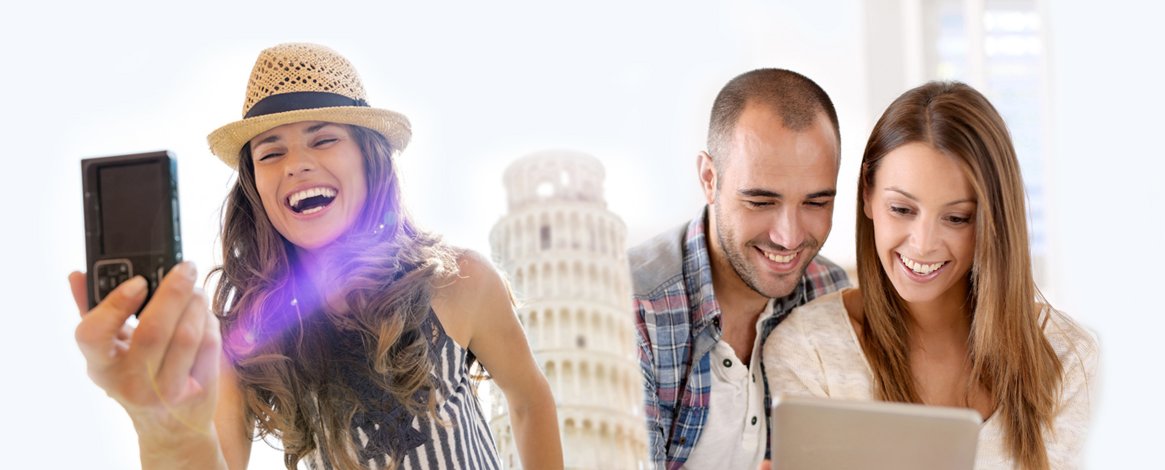 Personen, die auf einer Urlaubsreise Fotos machen, die sie mit Galerie to go direkt in SIQUANDO Pro hochladen können.