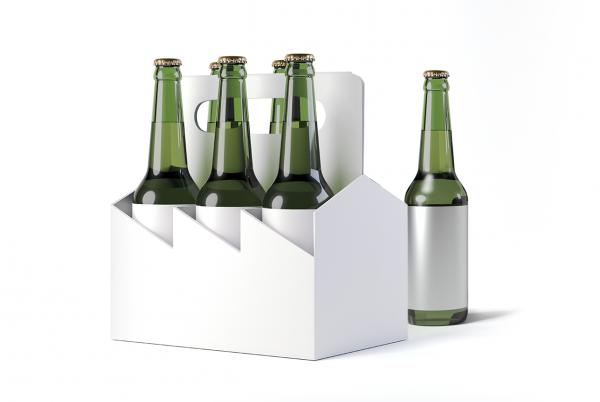 Sixpack Bierflaschen von denen eine daneben steht.