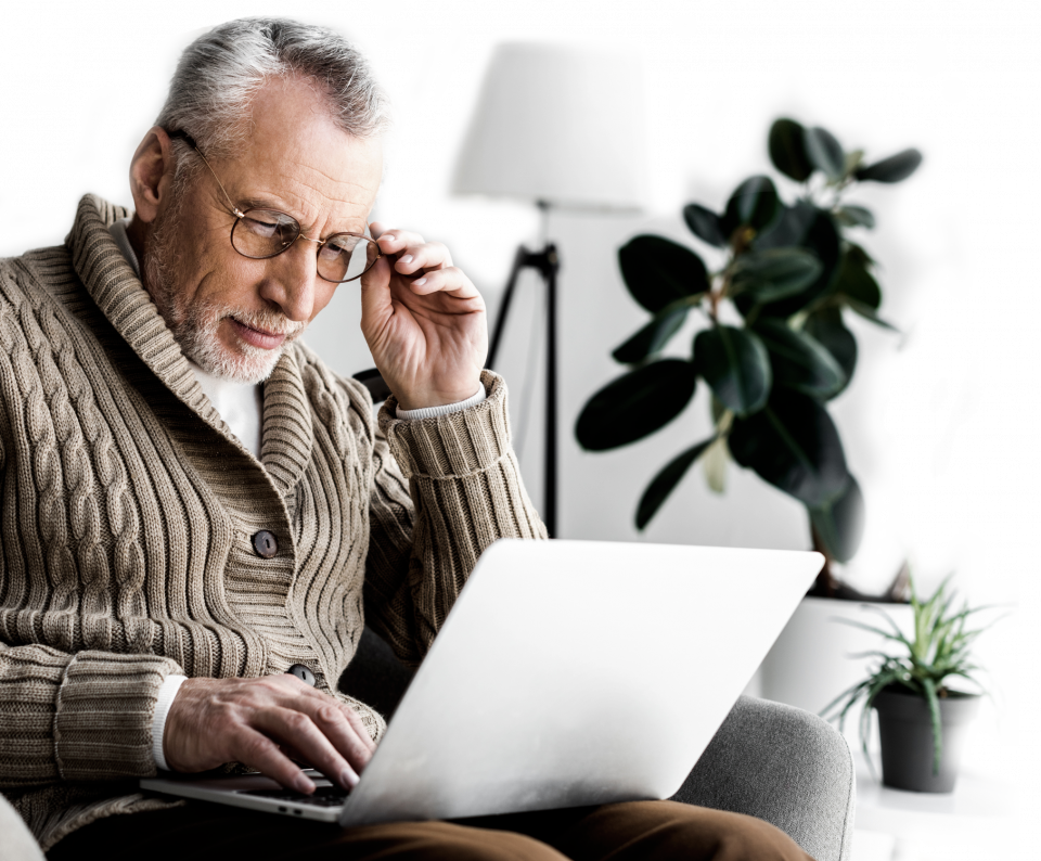 Mann mit visuellen Beeinträchtigungen schaut auf sein Notebook, darüber schwebende Bildschirmfotos von Einstellungen für Barrierefreiheit im neuen SIQUANDO Pro 9.