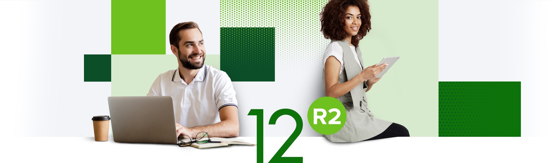 Mann am Notebook und Frau am Schreibtisch freuen sich über die Aktualisierung von SIQUANDO Web in der Version 12 R2.