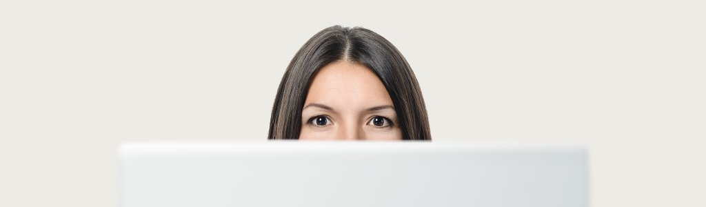 Frau, die vor einem Monitor sitzt und ein SIQUANDO Tutorial Video schaut.