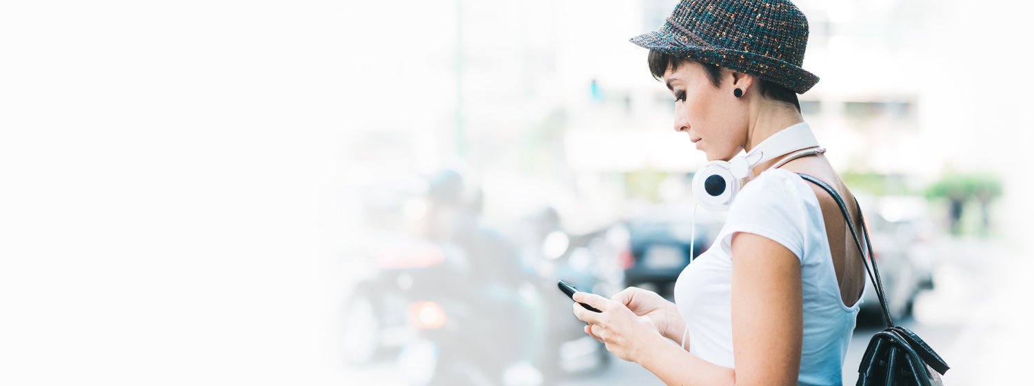 Frau, die auf ihr Smartphone schaut.