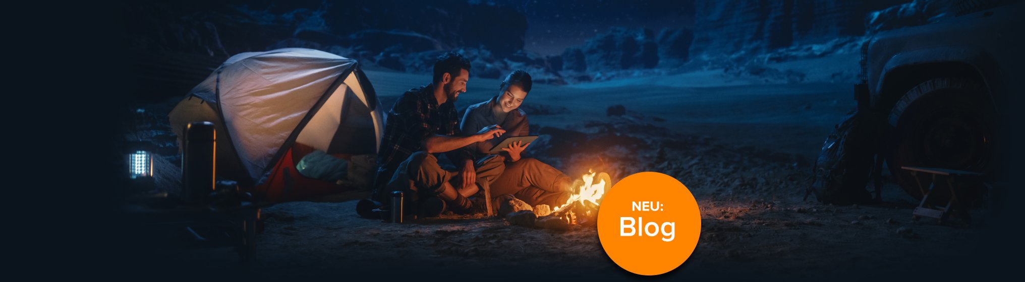 Mensch, der in der Natur auf seinem Tablet arbeitet.