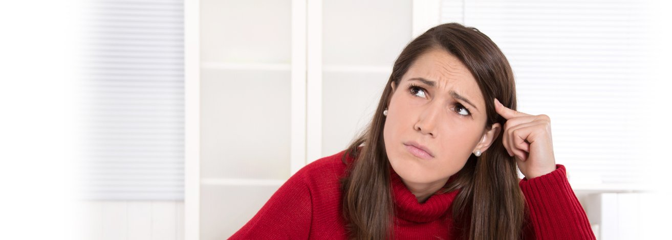 Frau schaut irritiert auf den Fehler.