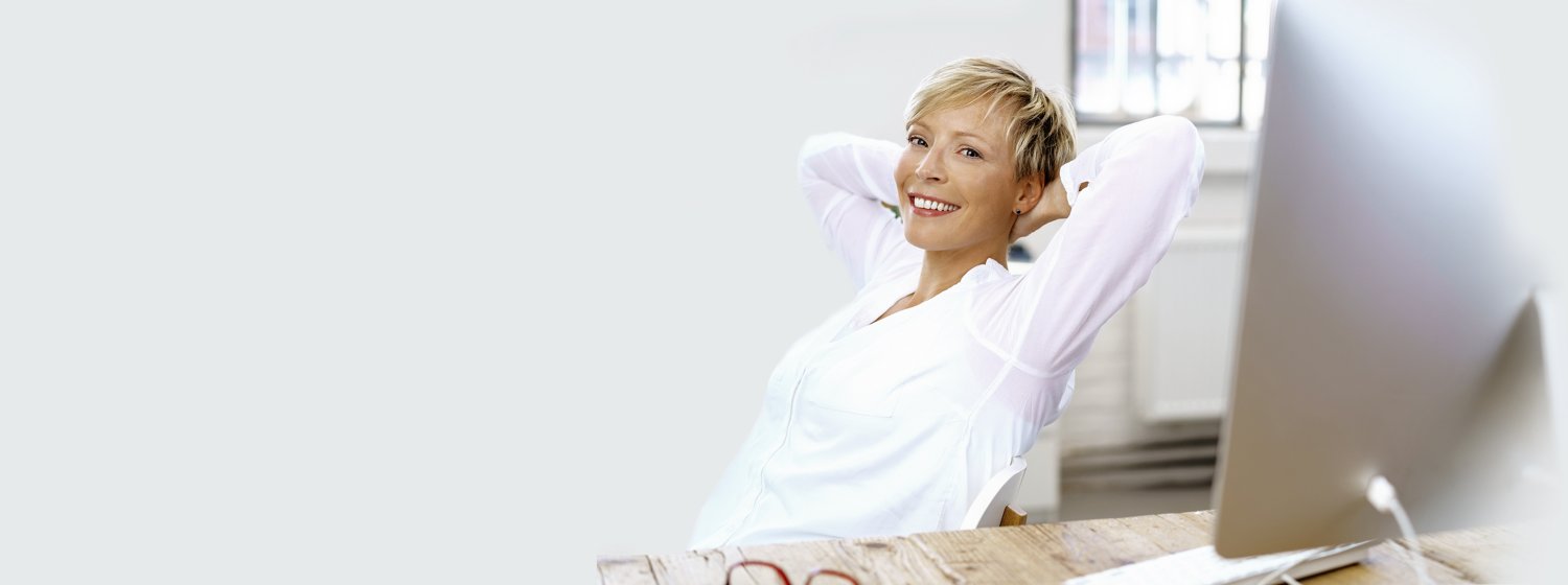 Frau sitzt entspannt vor Ihrem Rechner, da sie die Installation von SIQUANDO Spezialiste durchführen lässt.