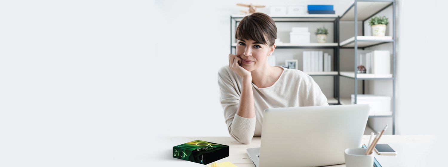 Frau sitzt vor Ihrem Computer und freut sich über den hervorragenden SIQUANDO Support.