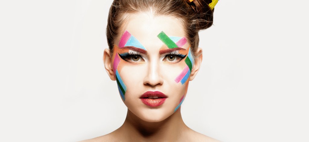 Portrait einer Frau mit bunten Streifen im Gesicht.