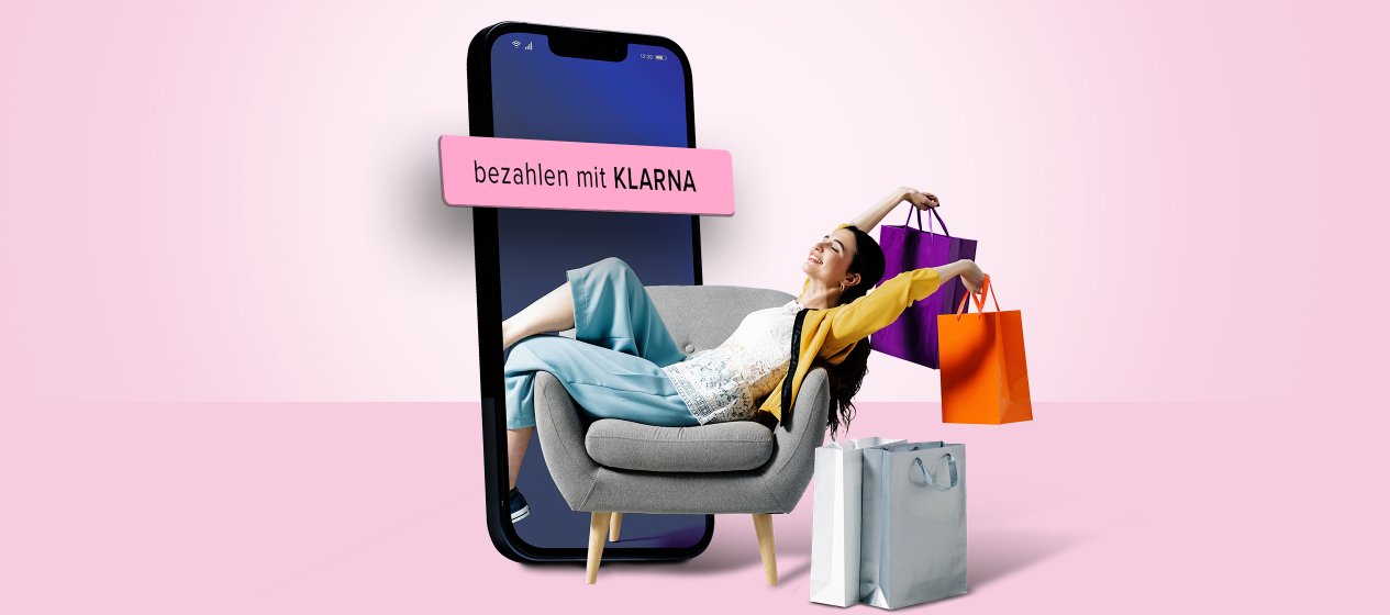 Collage aus einem Klarna-bereitem Smartphone und einer Frau mit vielen Einkaufstüten, sie dich freut wie einfach man jetzt Dank Zahlungsmodul Klarna einkaufen kann.
