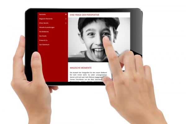 Hand bedient Design Titanium auf Tablet.